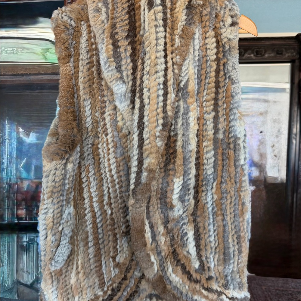 Luxurious Rabbit Fur vest. - Picture 2 of 9